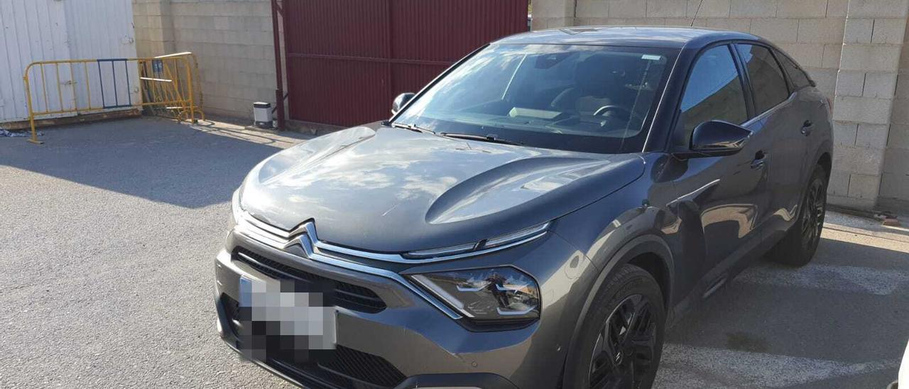 El coche que circuló a velocidad desproporcionada en Gran Alacant, ya en el depósito de vehículos