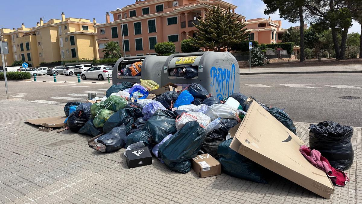 Acumulación de basuras en unos contenedores de las urbanizaciones de Llucmajor.