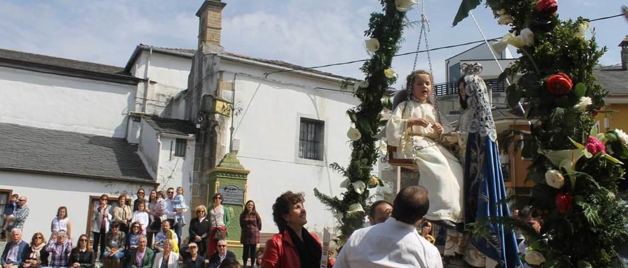 La niña Alejandra Lombardía grita &quot;Aleluya&quot; tras retirar el manto negro a la Virgen.