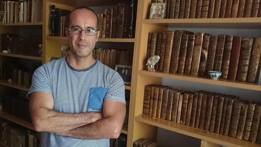 Javier Sánchez García, escritor emeritense: «Vivir solo de la literatura es prácticamente imposible»