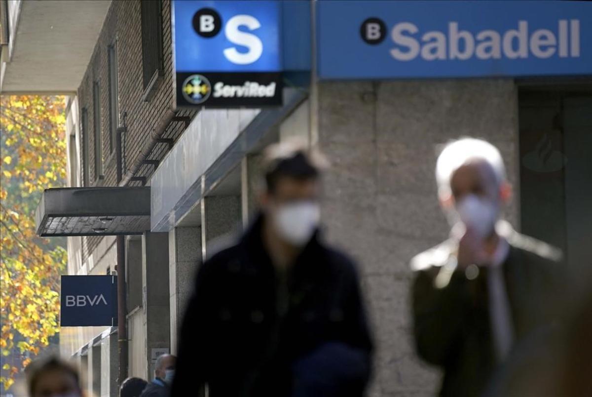 Sucursales del BBVA y Sabadell en Madrid. 