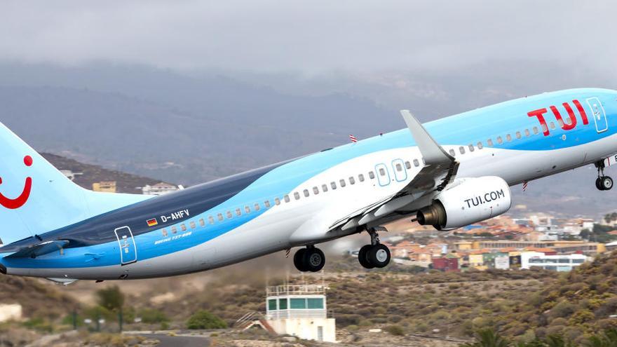 Un avión de TUI despega en el aeropuerto Tenerife Sur.