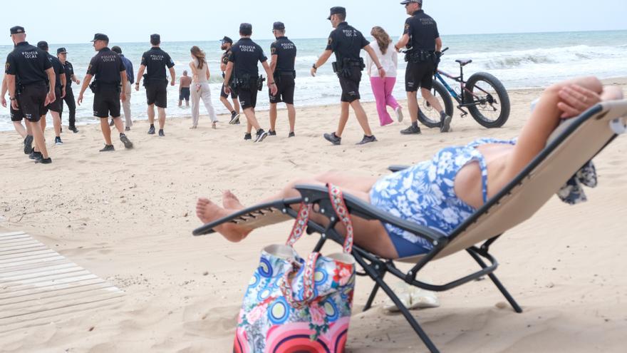 Cuarenta agentes de la Policía Local velan este verano por la seguridad en las playas de Elche