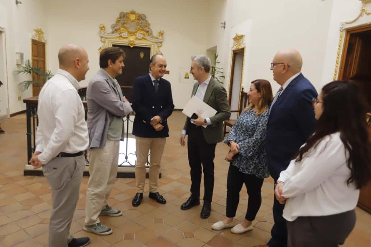 El decano de los abogados y el secretario de Estado, recibidos por las autoridades municipales.