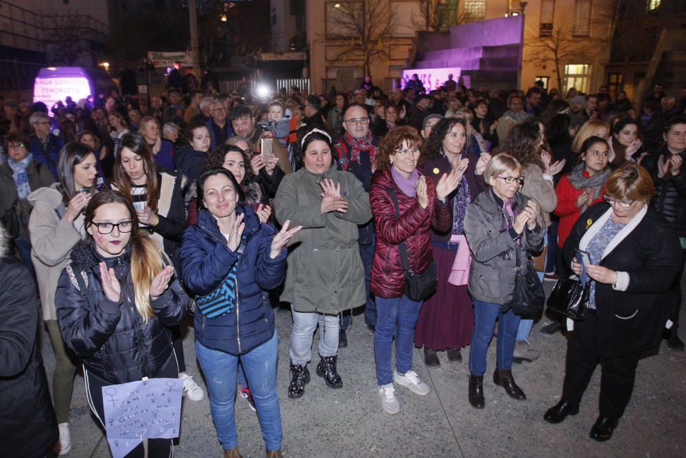 Multitudinària manifestació feminista a Girona