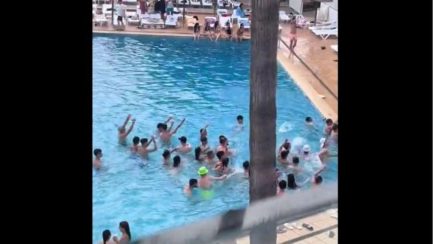 Una joven entra en una piscina de Mallorca con una bandera independentista y le cantan &#039;Que viva España&#039; a voz en grito