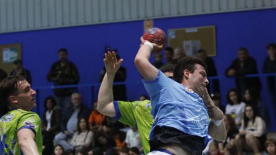 Balonmano: El Trasmapi UD Ibiza HCE busca un nuevo triunfo que les aleje aún más del descenso