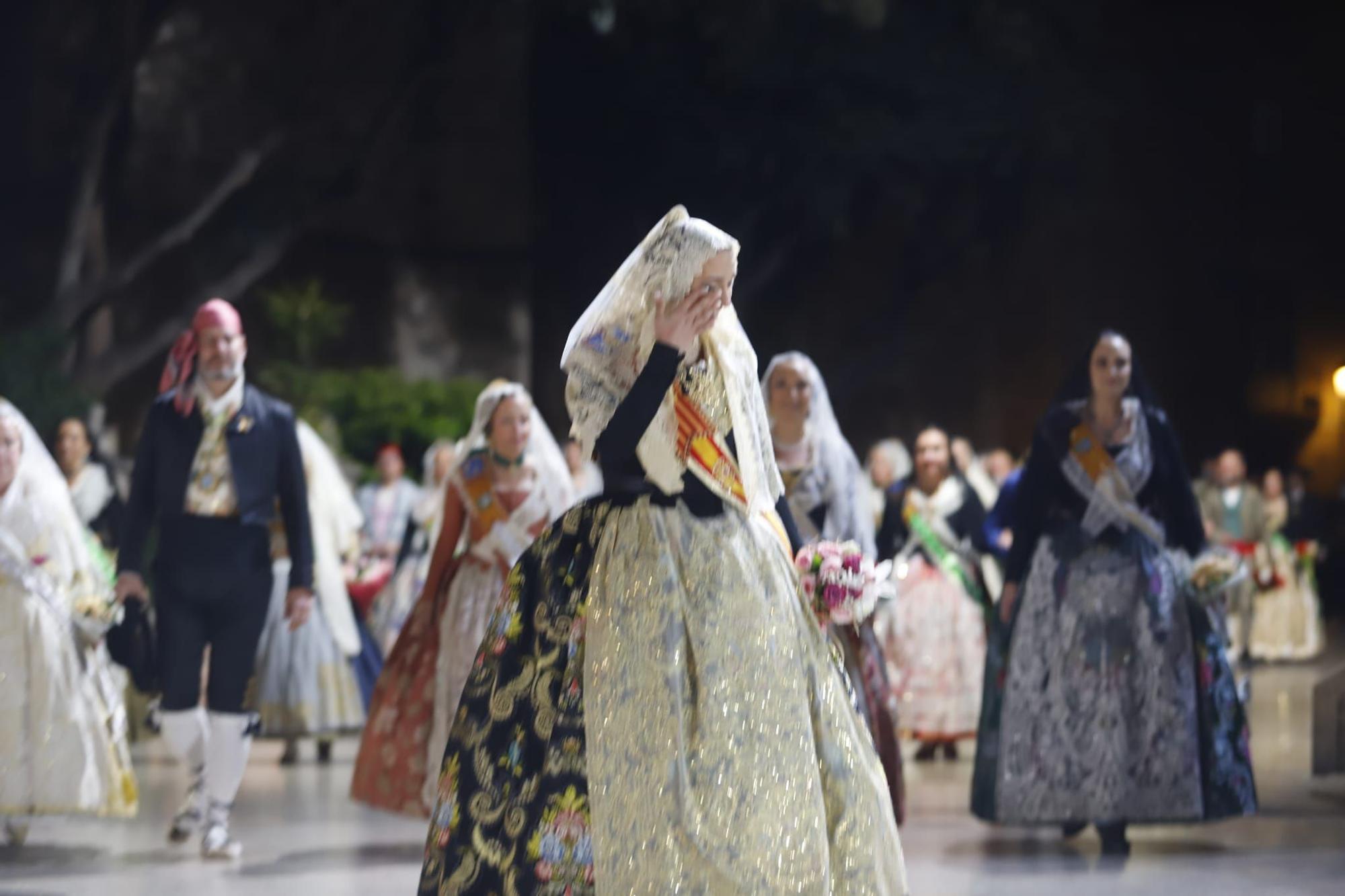 Laura Mengó y su corte coronan la ofrenda a la Virgen