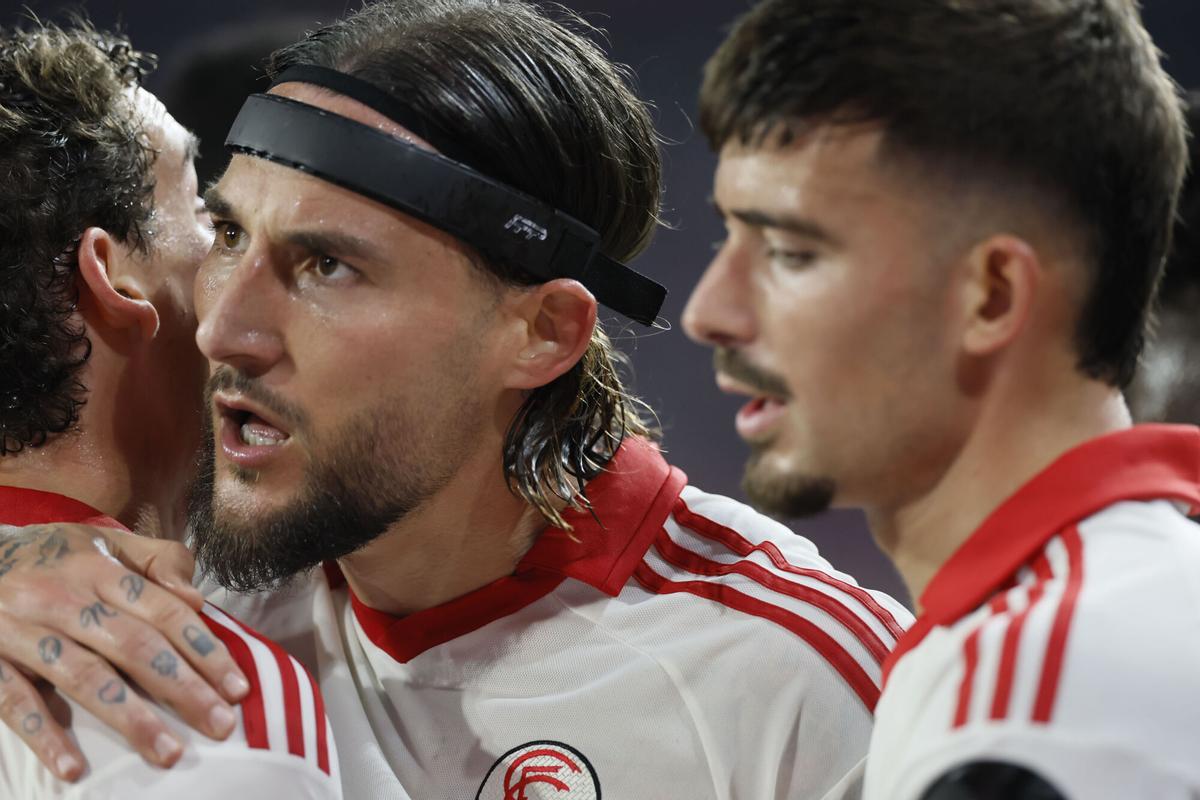 Nemanja Gudelj celebra con sus compañeros tras marcar el 2-1, durante el partido de LaLiga que Sevilla FC y Atlético de Madrid disputan este sábado en estadio Ramón Sánchez-Pizjuán