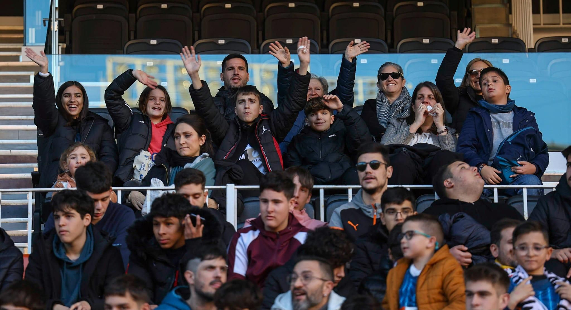 La afición se vuelca con el Valencia CF en el entrenamiento de Mestalla