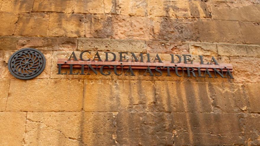 Claudia Menéndez, Pablo Rodríguez y Eva Buchi, nuevos académicos de la Llingua Asturiana