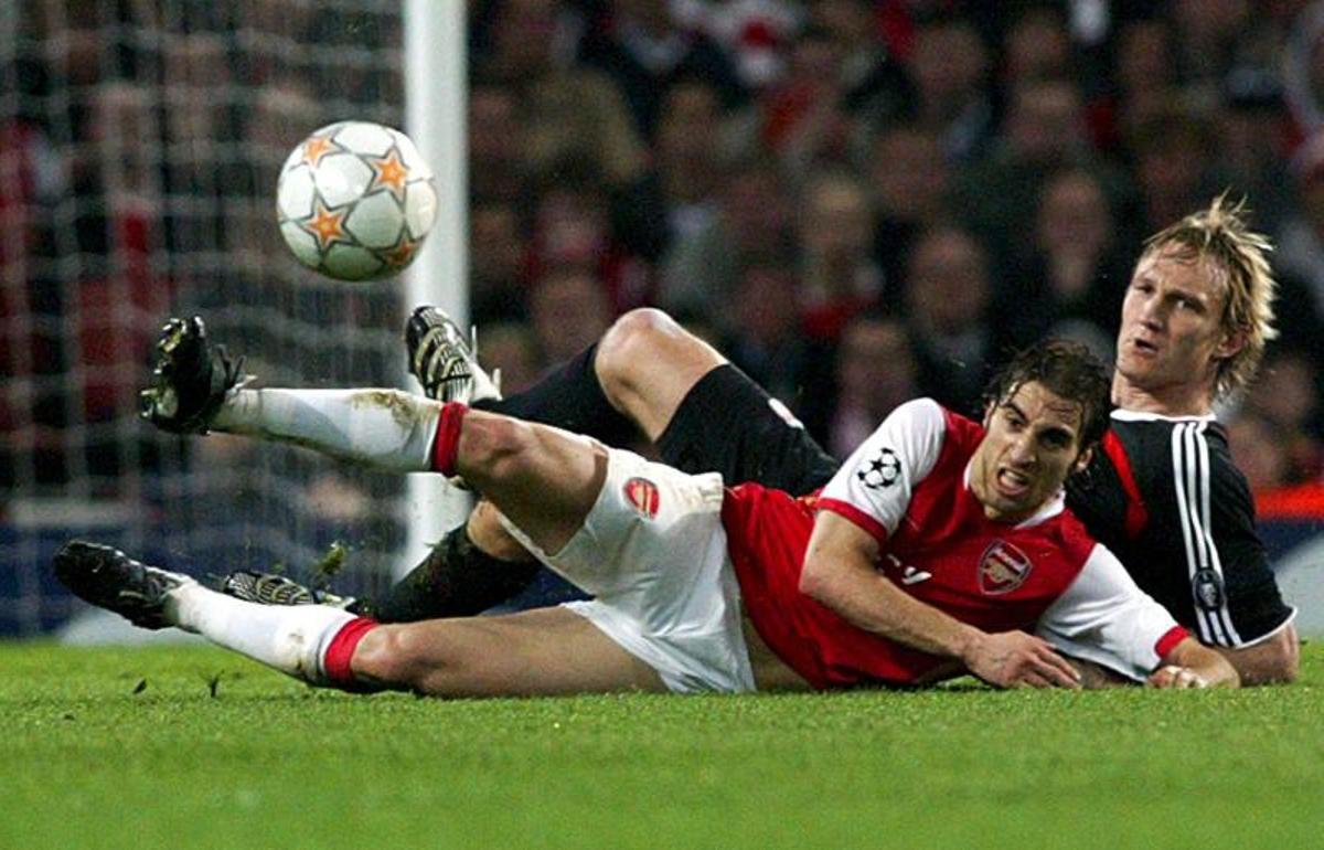 Mathieu Flaminidisputa el balón con su rival del Liverpool Sami Hyypioa, durante los cuartos de final de la Liga de Campeones en el Emirates Stadium en Londres (abril, 2008)