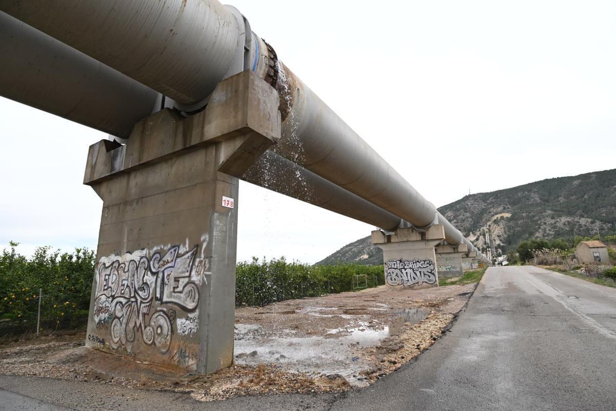 Fuga de agua en el trasvase a su paso por Orihuela