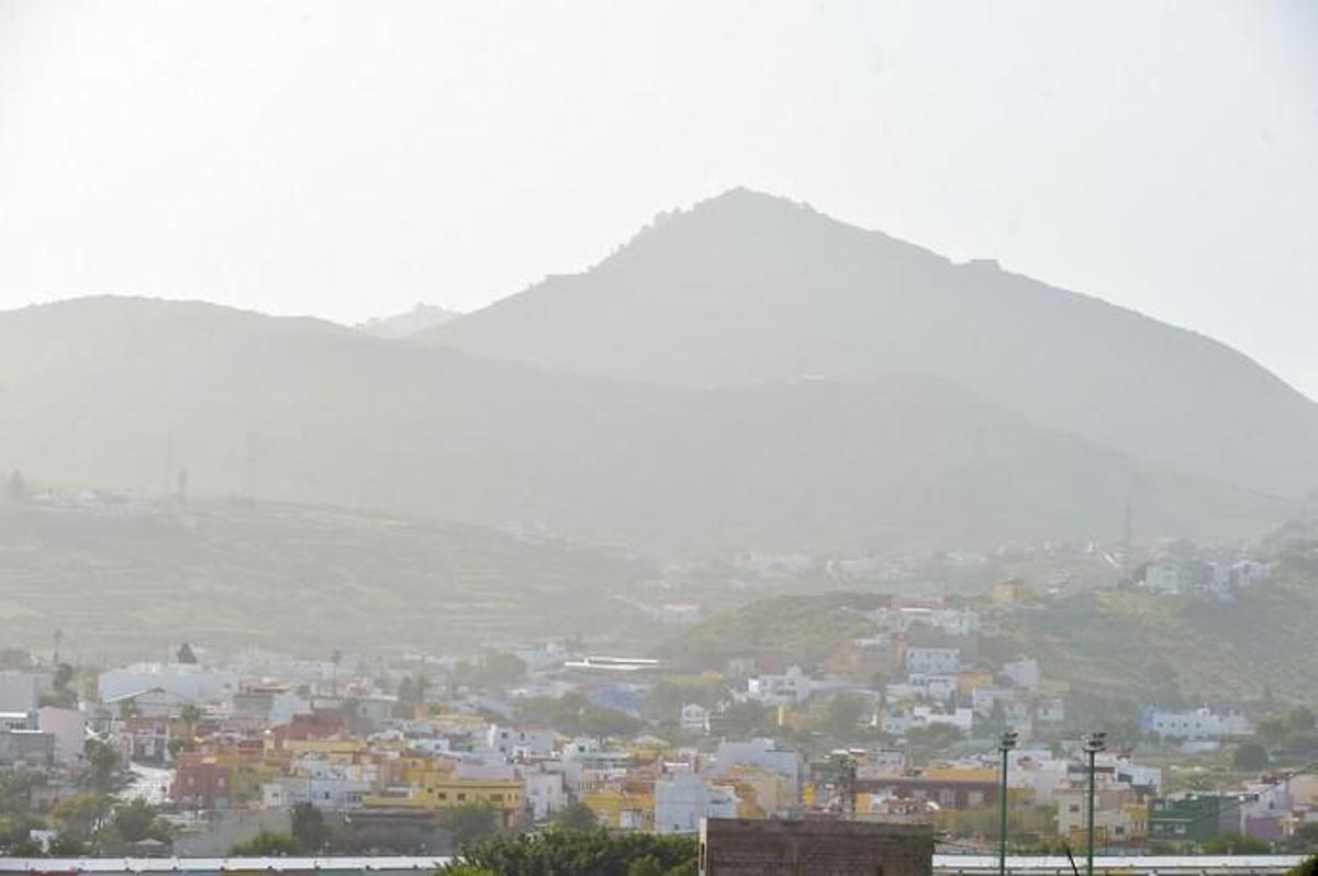 22-02-2019 LAS PALMAS DE GRAN CANARIA. Calima en Marzagán, con el pico de Bandama al fondo. Fotógrafo: ANDRES CRUZ 22-02-2019 LAS PALMAS DE GRAN CANARIA. Calima en Marzagán, con el pico de Bandama al fondo. Fotógrafo: ANDRES CRUZ