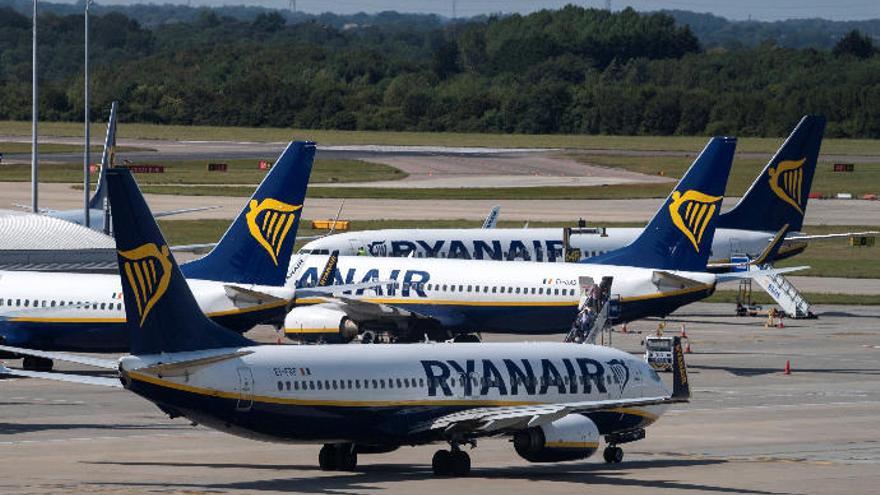 Varios aviones de Ryanair.