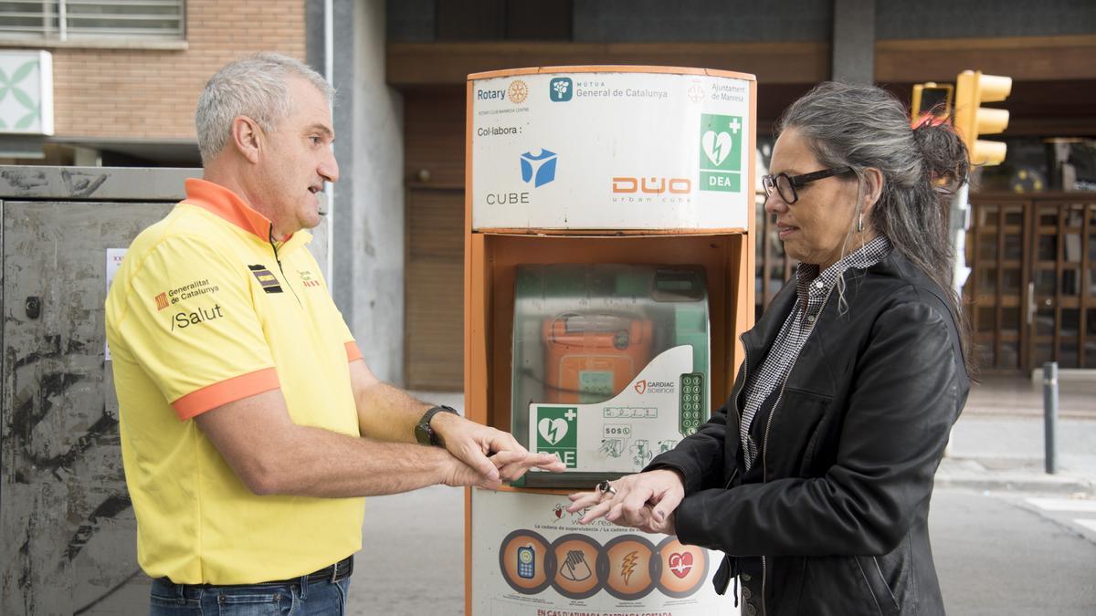 Àngel Olucha i la regidora Mercè Tarragó, amb les mans com si haguessin de fer compressions toràciques