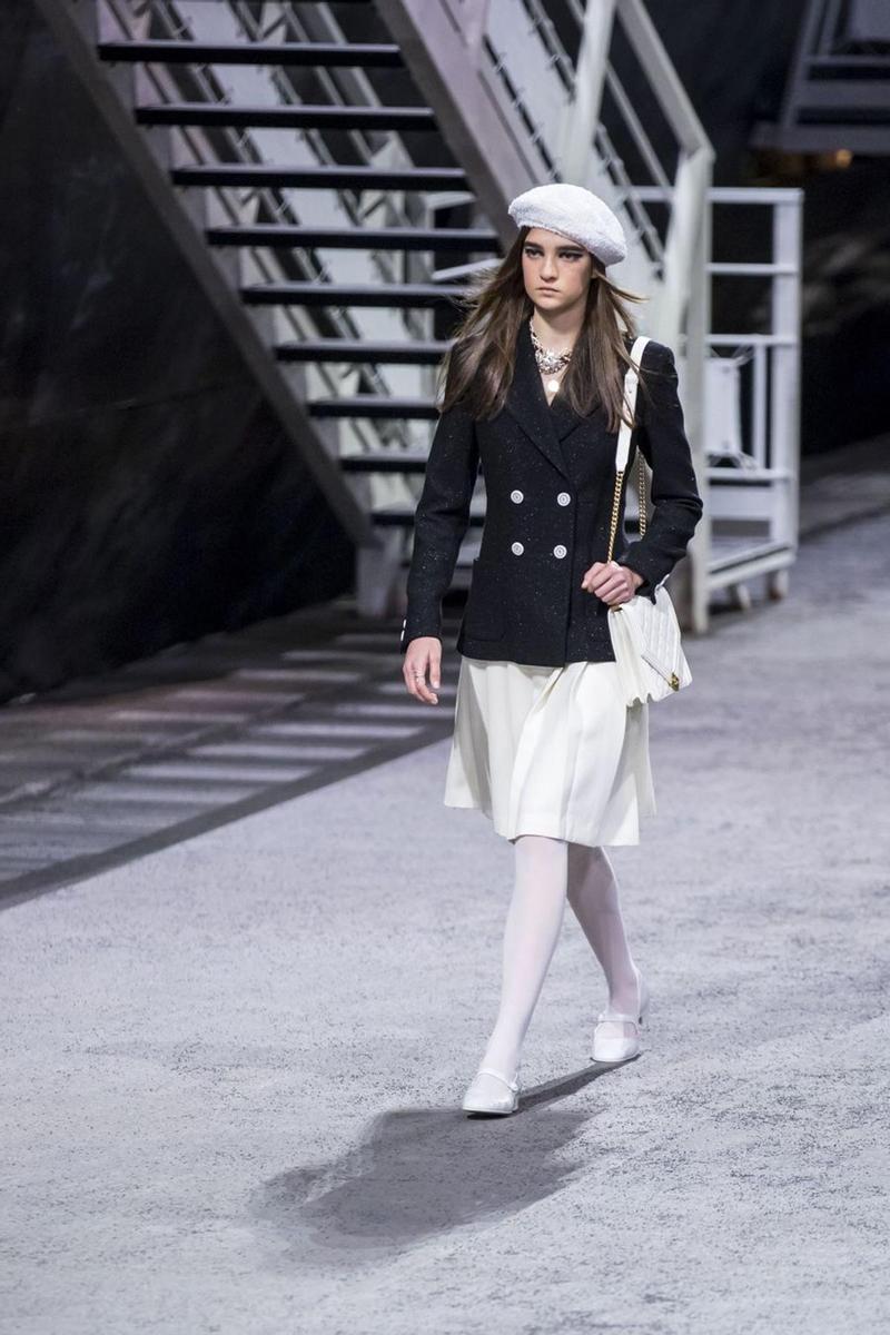 Look azul y blanco de la colección Crucero de Chanel 2018