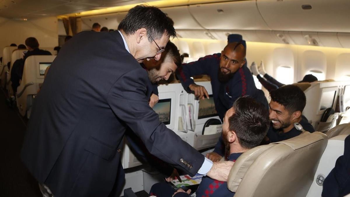 Bartomeu habla con Messi, Suárez y Vidal en el avión que transportaba al Barça a Catar para la Supercopa de España.