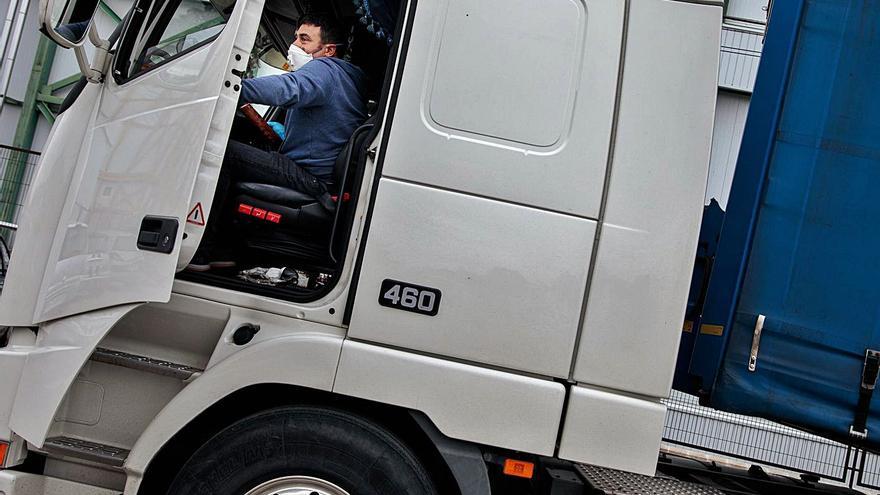 Un profesional del transporte, trabajando durante la primera ola de la pandemia. | EFE