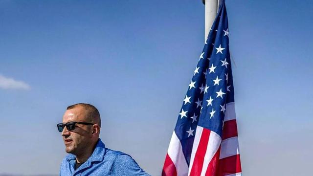 Loui Ridi, al costat de la bandera dels EUA que ha col·locat a la teulada de casa seva a Qusra. | ILIA YEFIMOVICH / AFP