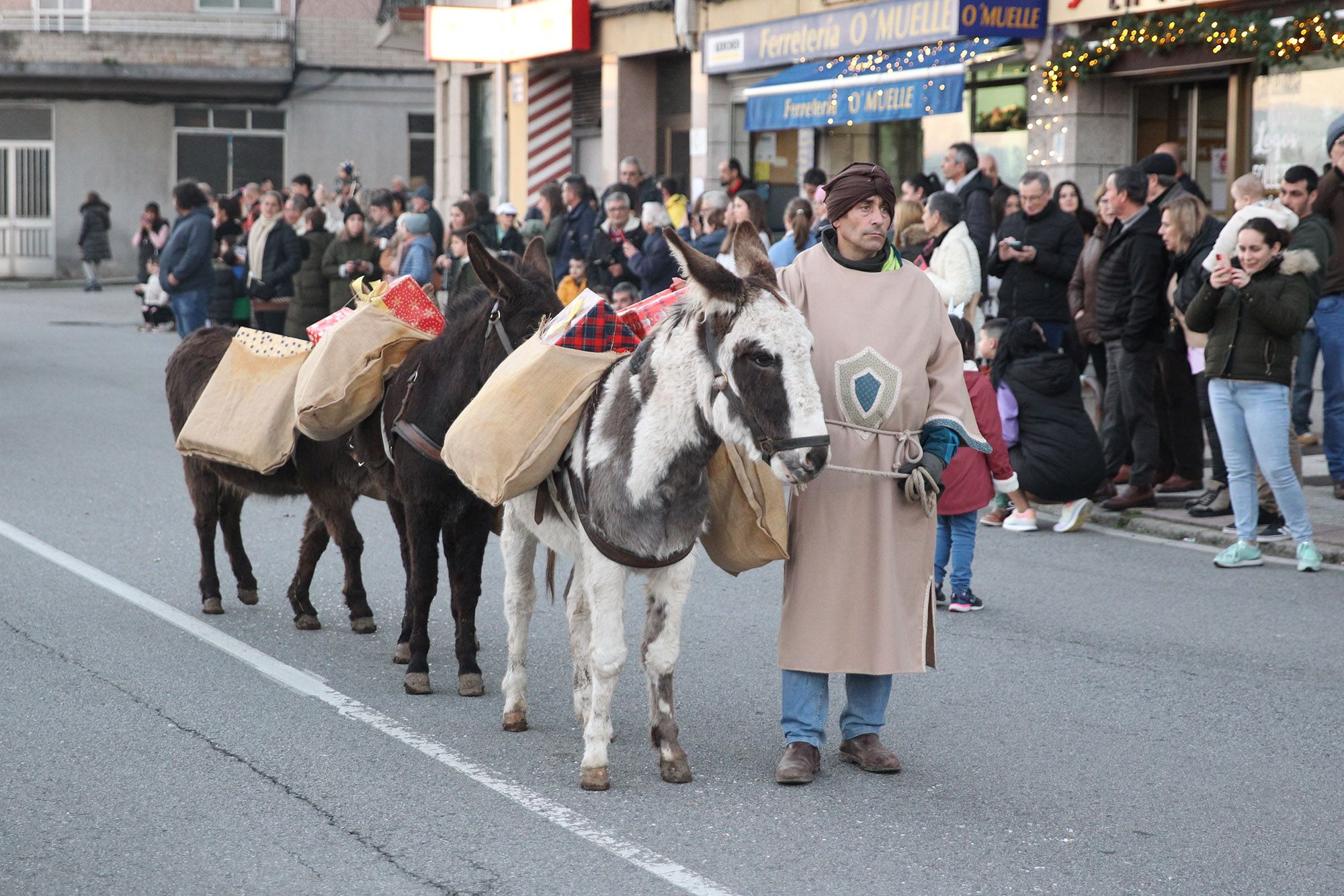 Los Reyes Magos llenan Moaña, Cangas y Bueu de ilusión