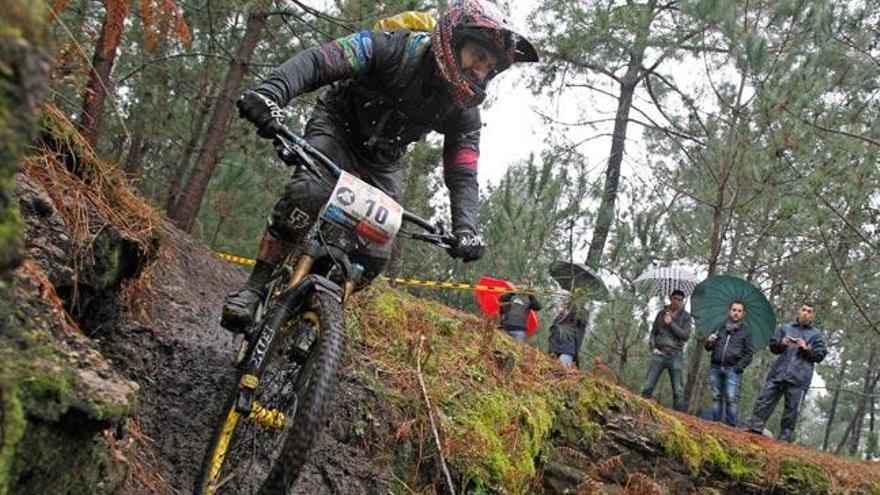 Un participante en una prueba en los montes de Coruxo. / RICARDO GROBAS