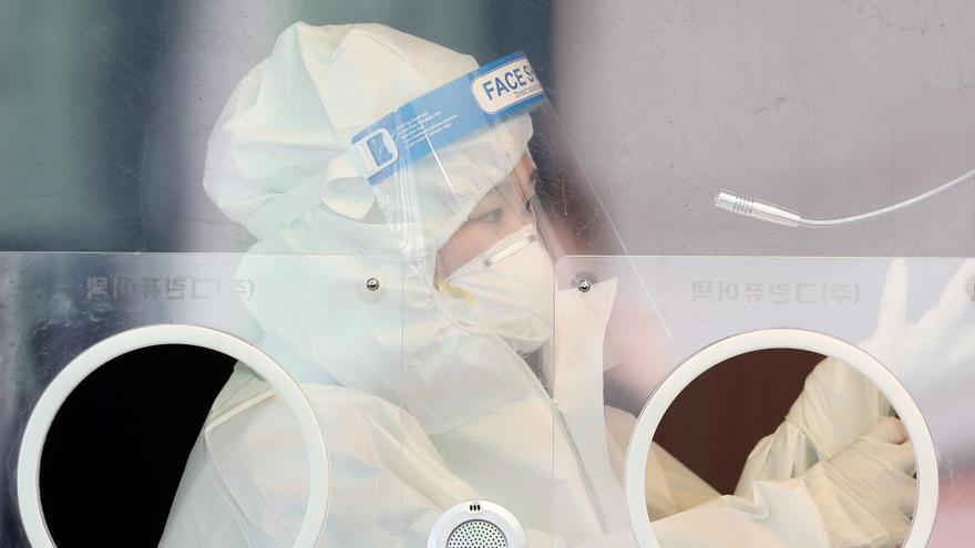 Una sanitario con un EPI en Corea del Sur.