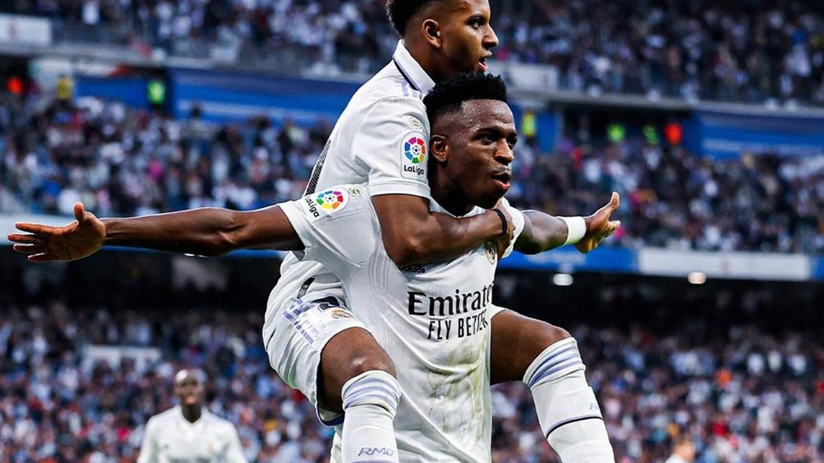 Rodrygo y Vinicius celebran un gol del Madrid en el Bernabéu.