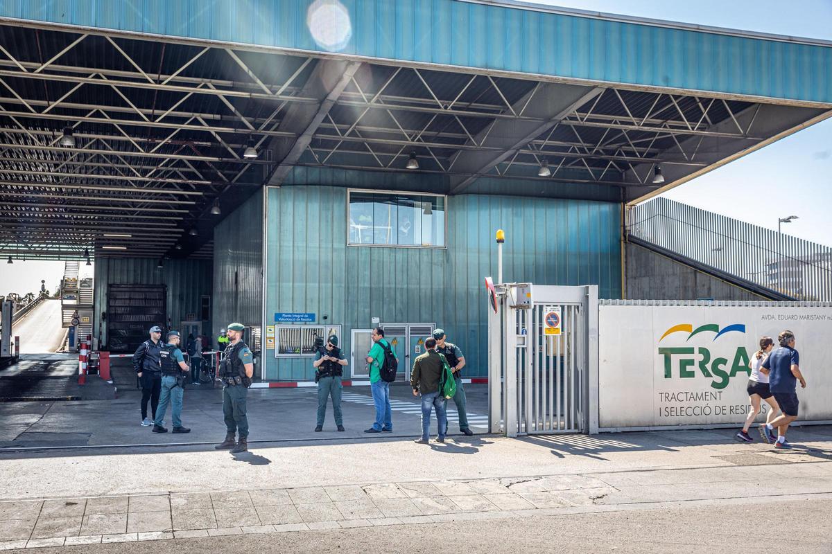 Agentes de la Guardia Civil en la entrada de la incineradora Tersa, durante el registro practicado en 2023.