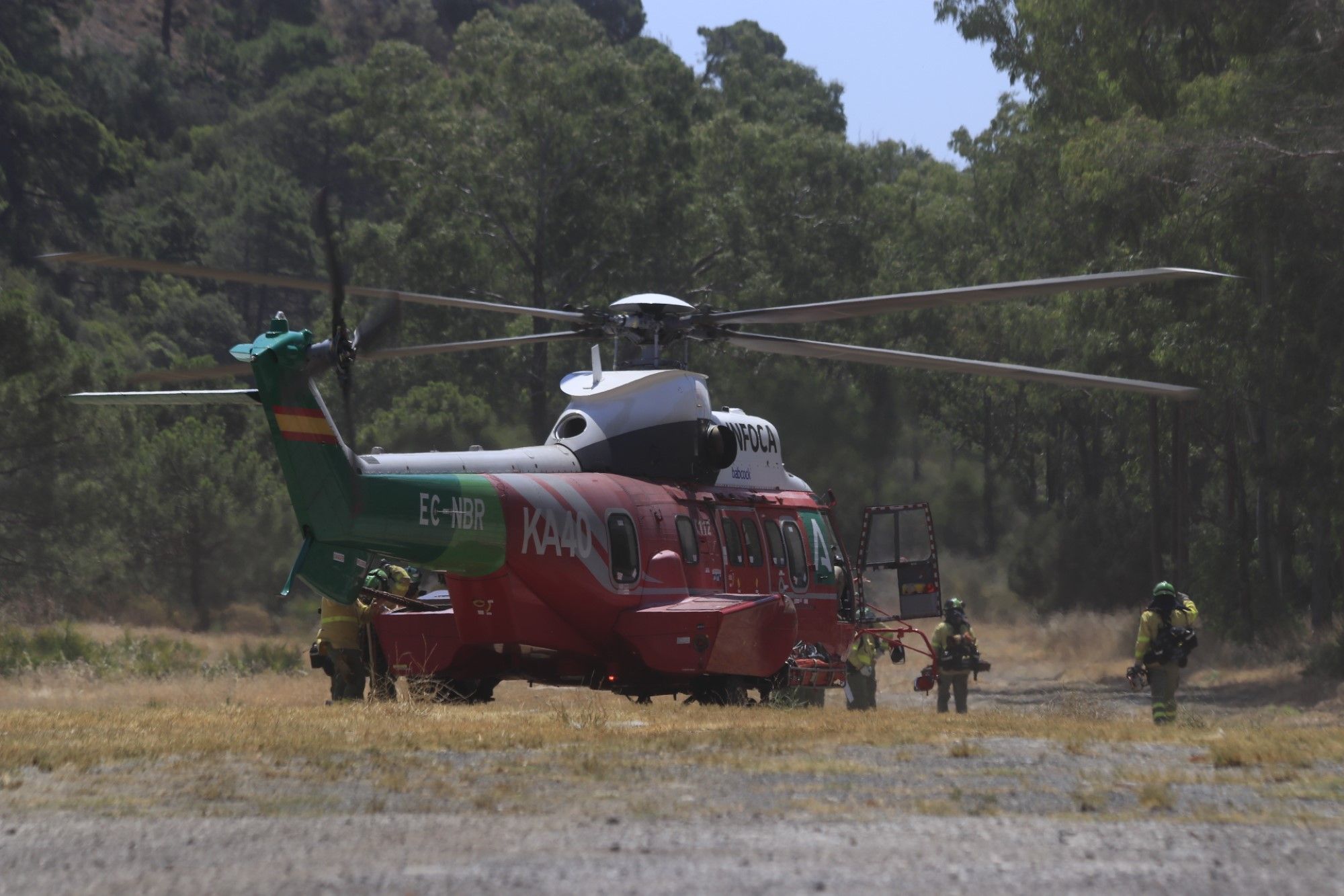 Un millar de efectivos trabajan para controlar el fuego de Sierra Bermeja