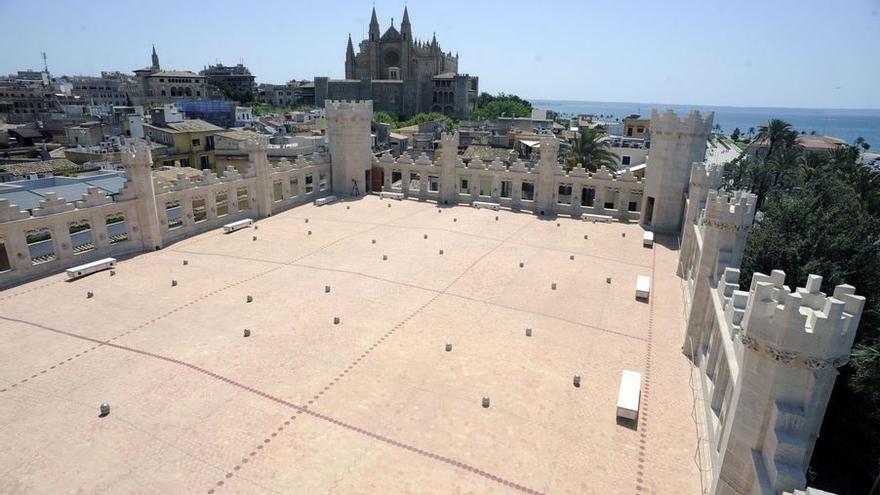 Die Dachterrasse der Llonja bei Tag mit Blick auf die Kathedrale von Palma de Mallorca