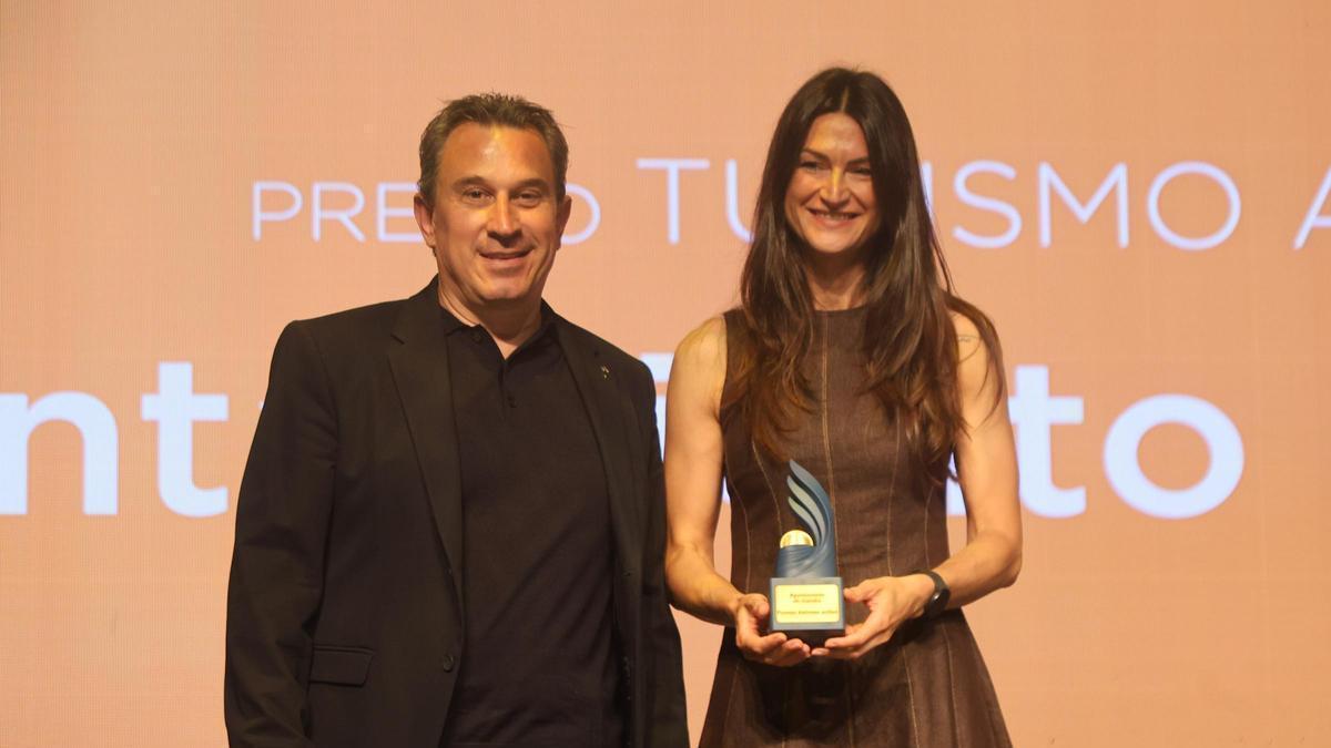 Víctor Pérez, presidente de Fotur, y Balbina Sendra, concejala de Turismo del Ayuntamiento de Gandia.