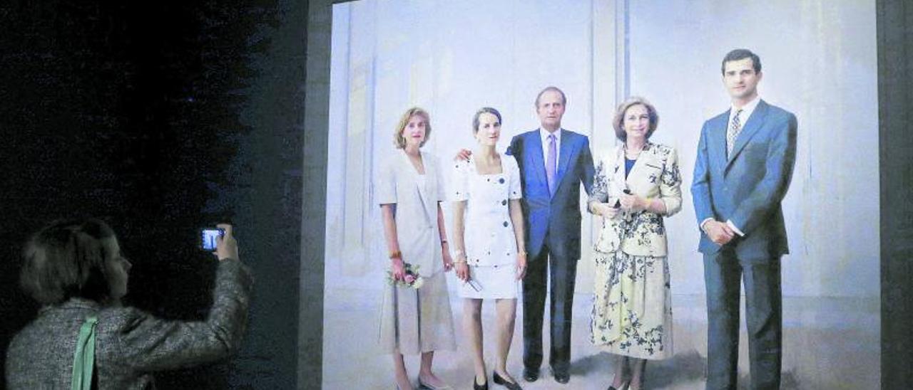 ‘La Familia de Juan Carlos I’, de Antonio López, se presentó al público en 2014. Con unas dimensiones de 3x3,39 metros, es la pintura más grande realizada por el artista castellanomanchego. | EFE