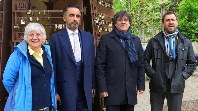 Puigdemont con ComÃ­n (d), PonsatÃ­ (i) y el abogado Aamer Anwar (2i)