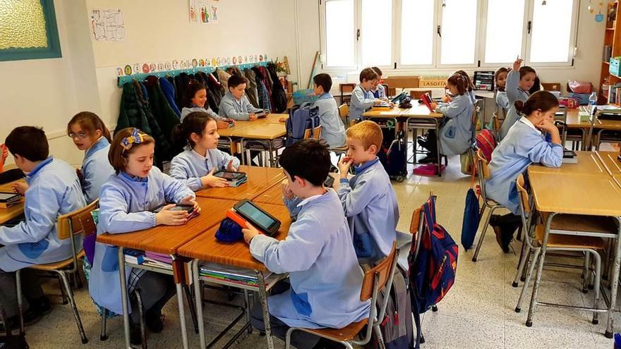 Alumnos del centro con las tabletas.