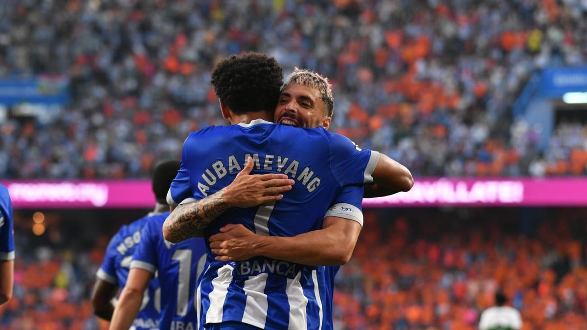 Ximo se abraza a Aubameyang en el gol