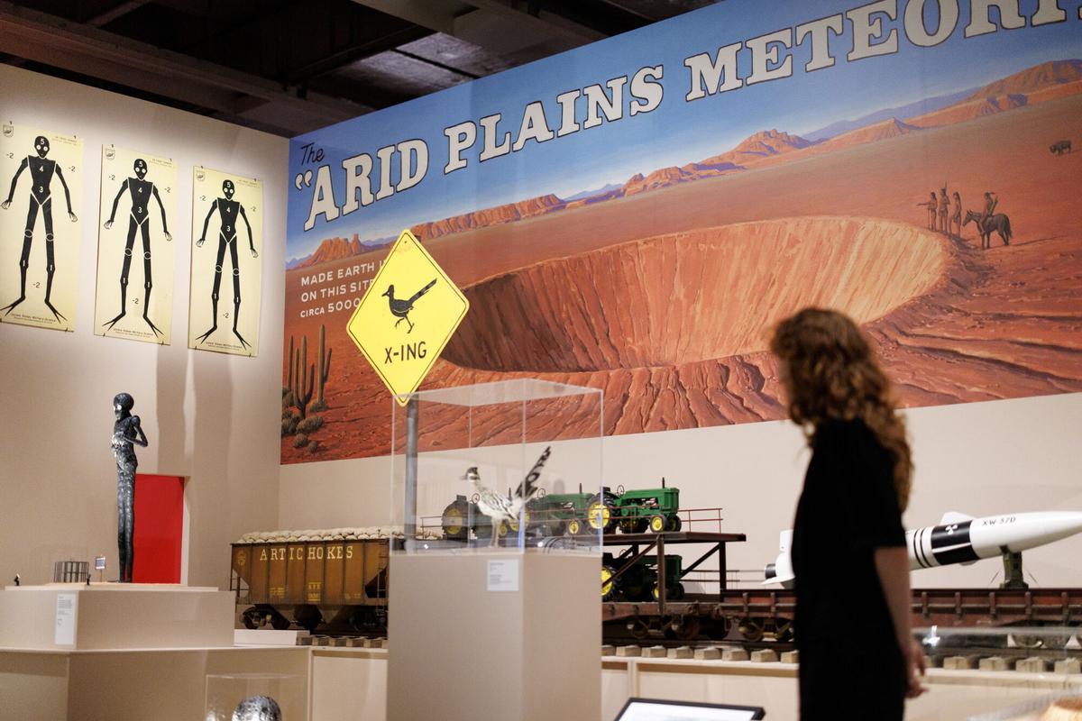 LONDRES (Reino Unido), 17/11/2025.- Un asistente de galería posa con títeres utilizados en la película Isla de los Perros durante un photocall para la próxima exposición Wes Anderson: The Archives en el Design Museum en Londres, Gran Bretaña, 17 de noviembre de 2025. El Design Museum albergará la primera gran exposición británica de la obra del cineasta, que se celebrará del 21 de noviembre de 2025 al 26 de julio de 2026. La exposición otorga un acceso sin precedentes a los archivos personales de Wes Anderson, acumulados durante tres décadas, con más de 700 objetos, muchos de los cuales nunca se han exhibido en Gran Bretaña. 