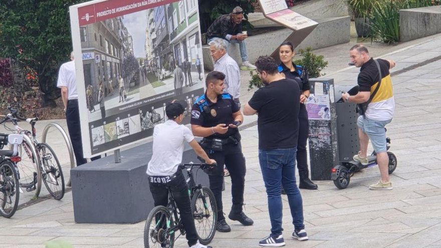 Los agentes vigilan el uso de bicis y patinetes, ayer.