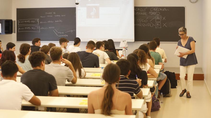 Estudiants gironins realitzant les Proves d&#039;Accés a la Universitat (PAU)