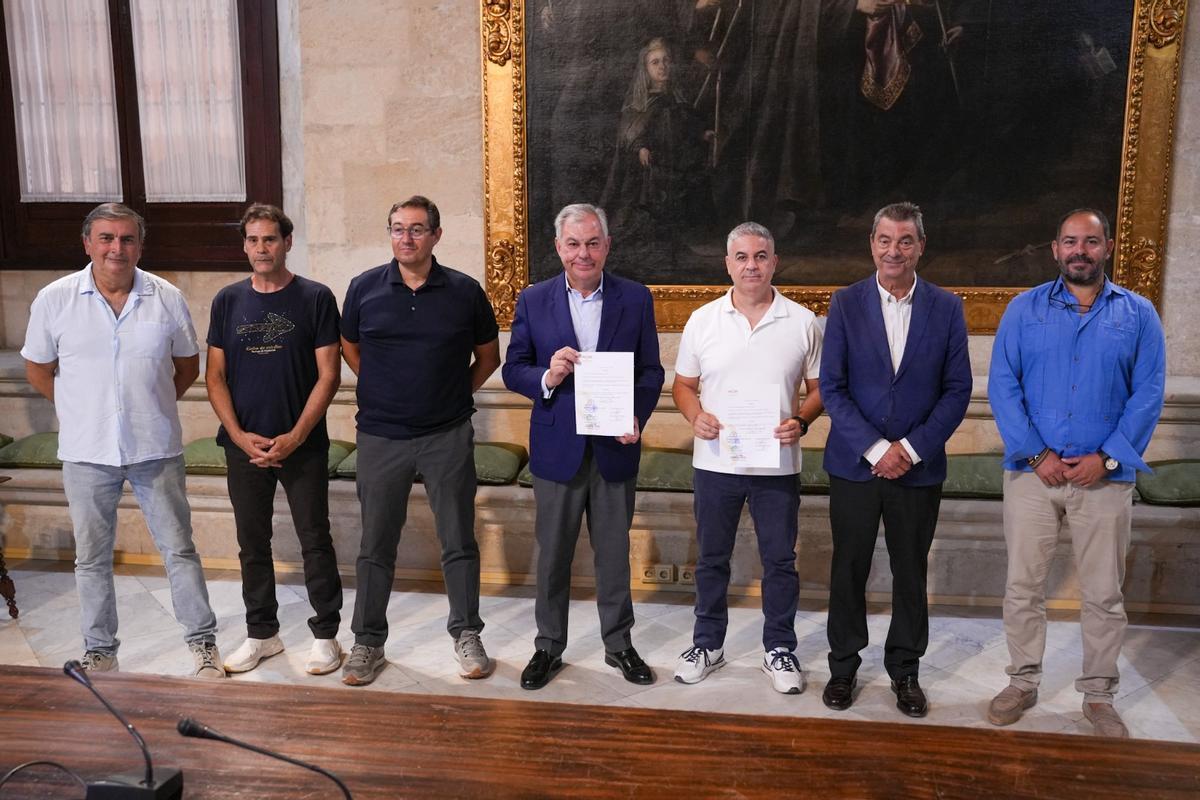 El alcalde de Sevilla firma el acuerdo del teletrabajo con los sindicatos municipales1