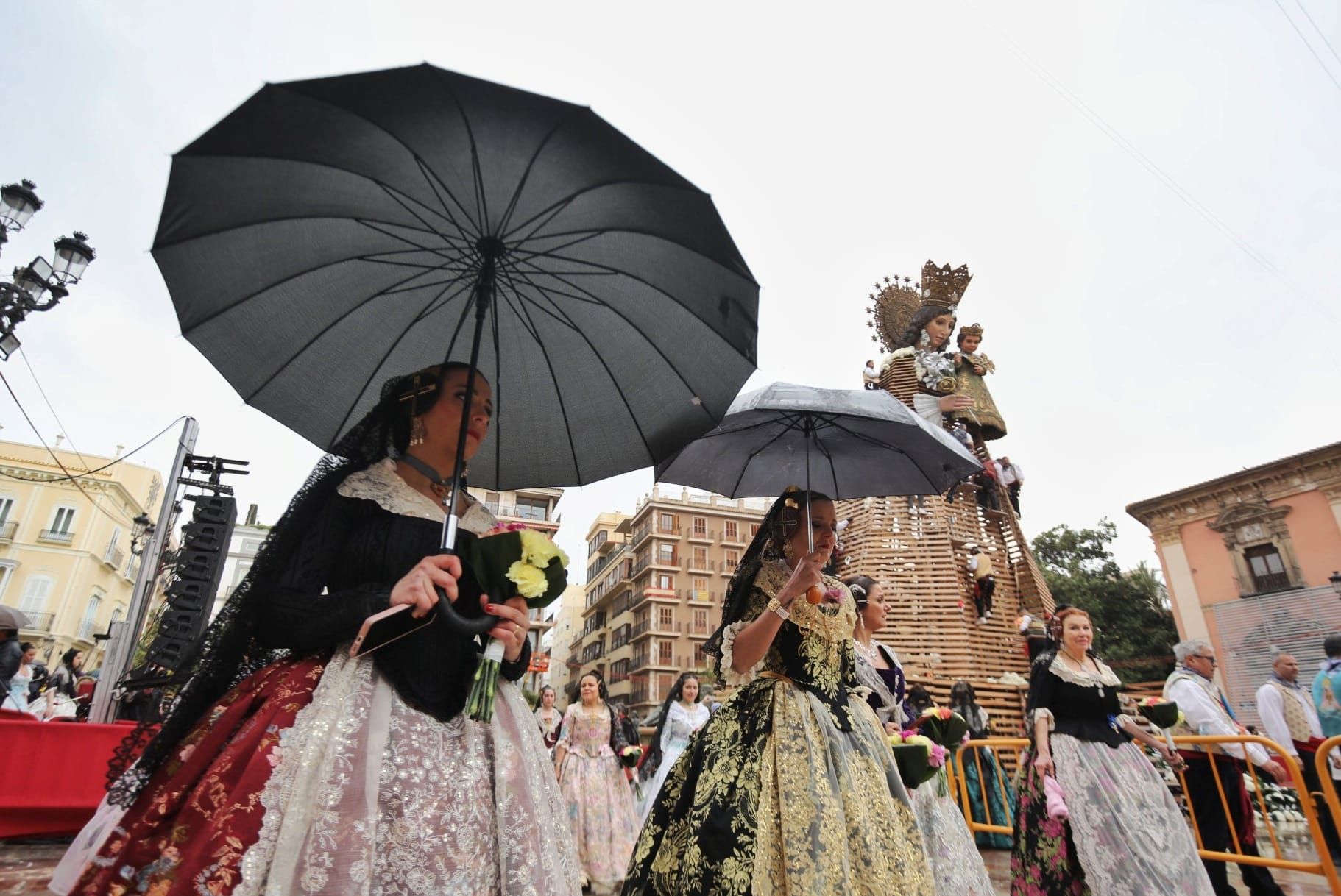 Desfile de chubasqueros y paraguas antes la Mare de Déu