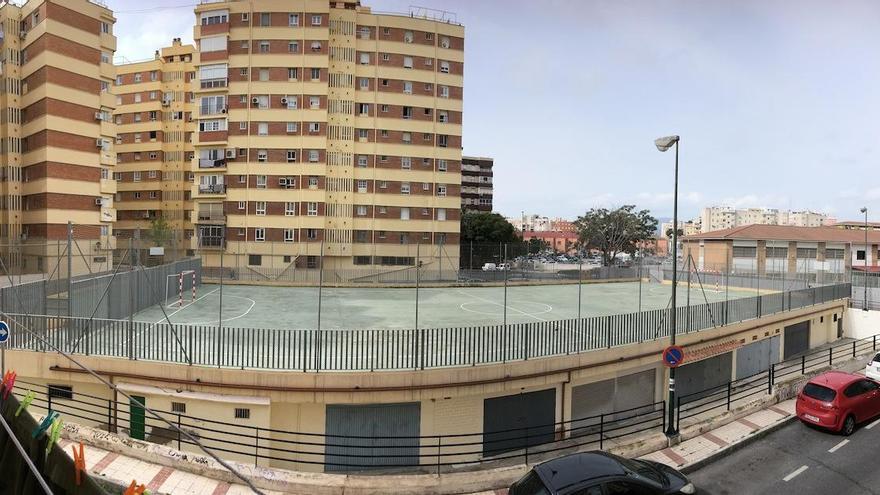 En la foto, tomada hace unos días desde la barriada de Bonaire, la pista deportiva de Virgen de Belén, para la que los vecinos consiguieron hace unos años que les colocaran unas protecciones para evitar que los lanzamientos de falta o los tiros a la escuadra no acabaran en las ventanas, con la posterior llamada al cristalero.