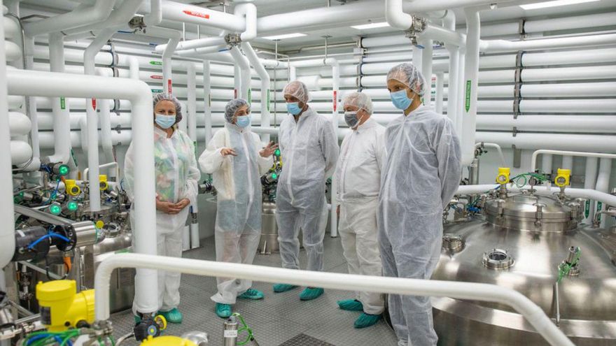 El alcalde visita las instalaciones de Zendal junto a su CEO. // D.P.