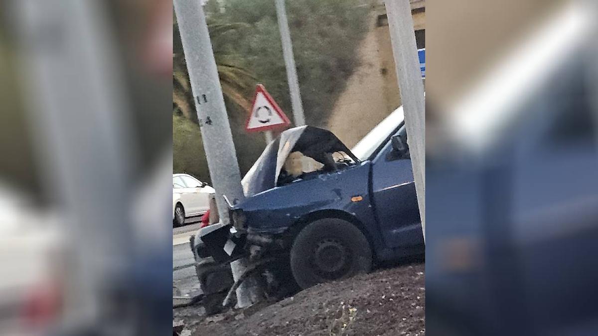 Choca contra una farola en Güímar