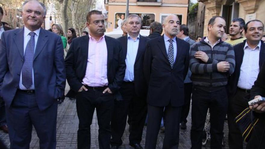 LA CÚPULA DE UM arropa a su ex líder La cúpula de UM, encabezada por su presidente, Miquel Àngel Flaquer (en la foto junto a Antoni Pascual), acudió a las puertas de la Audiencia para arropar a su ex líder, Maria Antònia Munar, en su declaración por Can Domenge. Ente los asistentes, los consellers Miquel Nadal y Mateu Cañellas, la portavoz Catalina Julve o el ex secretario del partido, Damià Nicolau.