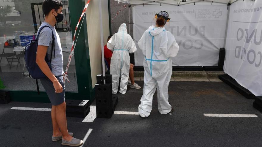 Jóvenes realizando las pruebas PCR en O Ventorrillo, en el cribado del Sergas.