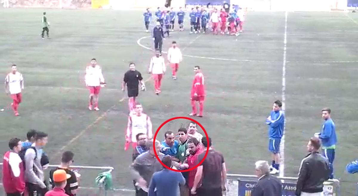 L’àrbitre de l’Espluguenc B - La Florida abandona el camp escortat després de rebre cops i empentes de diversos jugadors al final del partit.