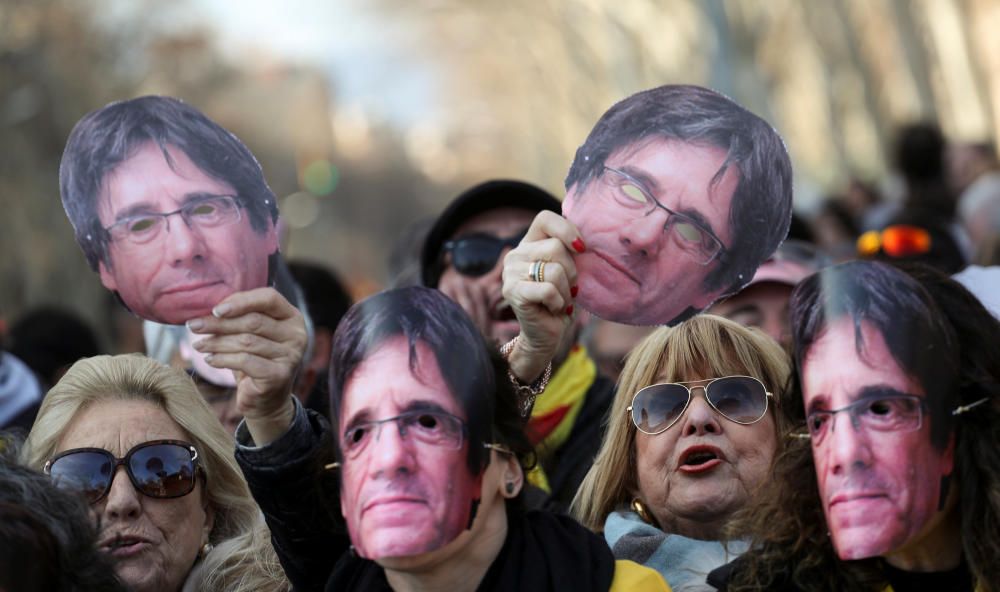 Manifestantes protestan en Barcelona con la careta de Puigdemont.