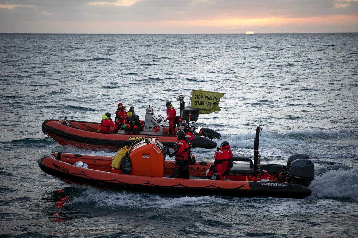 Ecologistas de Greenpeace colocaron una pancarta en una acción en una plataforma de Shell, en el Mar del Norte, para expandir un yacimiento de petróleo y gas existente, frente a la costa de Cherburgo, en el noroeste de Francia