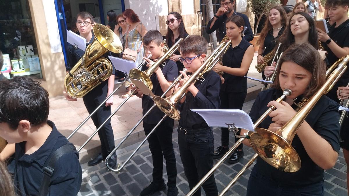 Los músicos, al desfilar por las calles de Xàbia